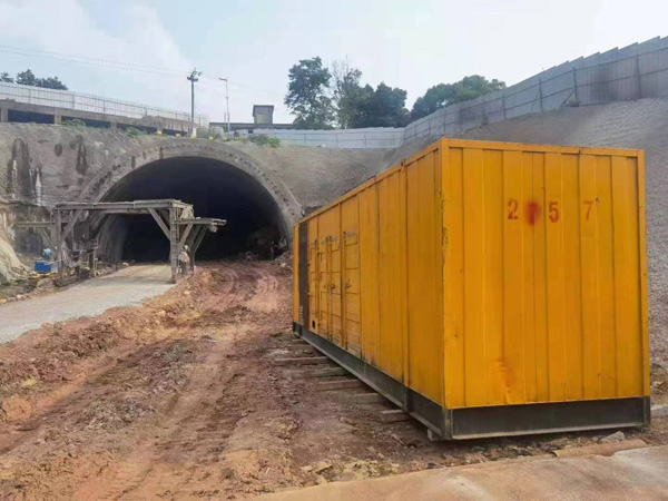 定边发电机出租自启装置的工作原理是什么？