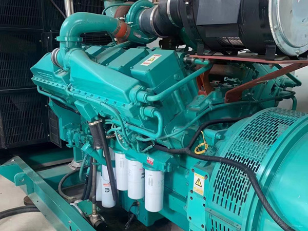 定边更换100kW柴油发电机组机油时，需要注意哪些事项？